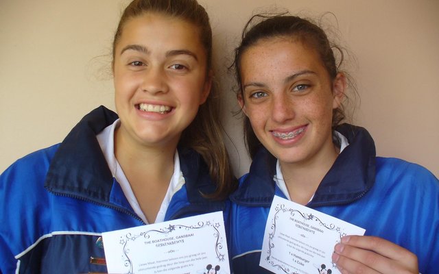 Jannika van Niekerk en Mart-Mari Koekemoer hul geskenkbewyse vas 